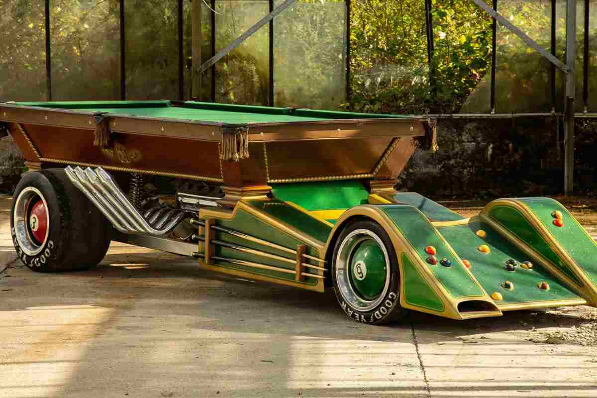 L'auto con il tavolo da biliardo