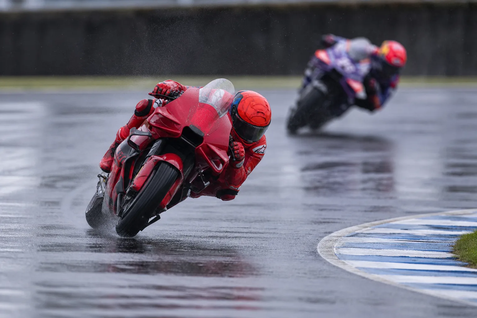 Marquez domina Phillip Island sul bagnato: pole da urlo con 1"5 di vantaggio